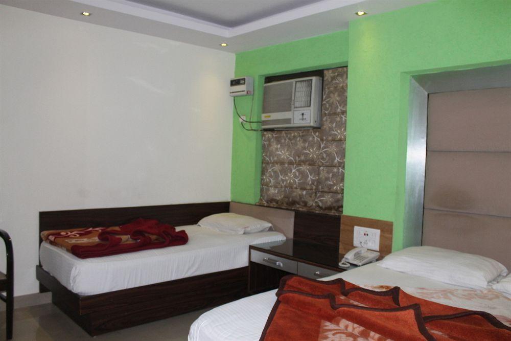 Hotel Shri Vinayak In Centre At Railway Station-by Rcg