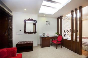 Oyo Premium Pitampura New Delhi