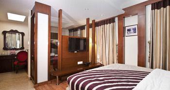 Hotel Oyo Premium Pitampura 3*
