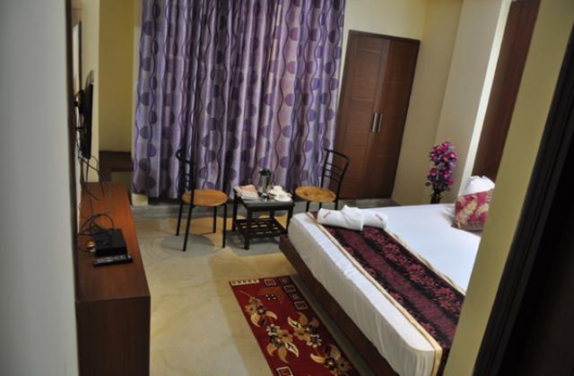 Hotel Oyo Repose Near Gurudwara Shri Bangla Sahib Nova Deli