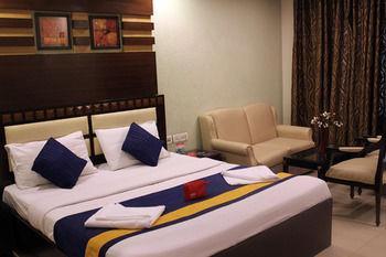 Hotel Oyo Gk2 Main Road 3*