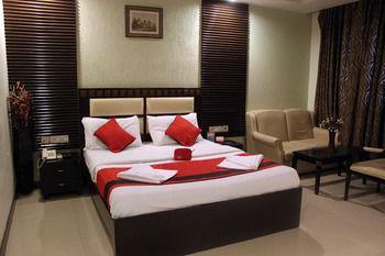Hotel Oyo Gk2 Main Road 3*