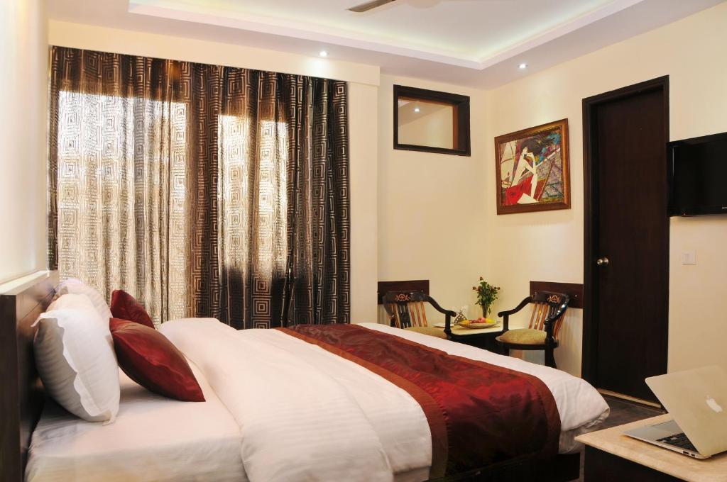 Hotel Moments-near Blk Hospital