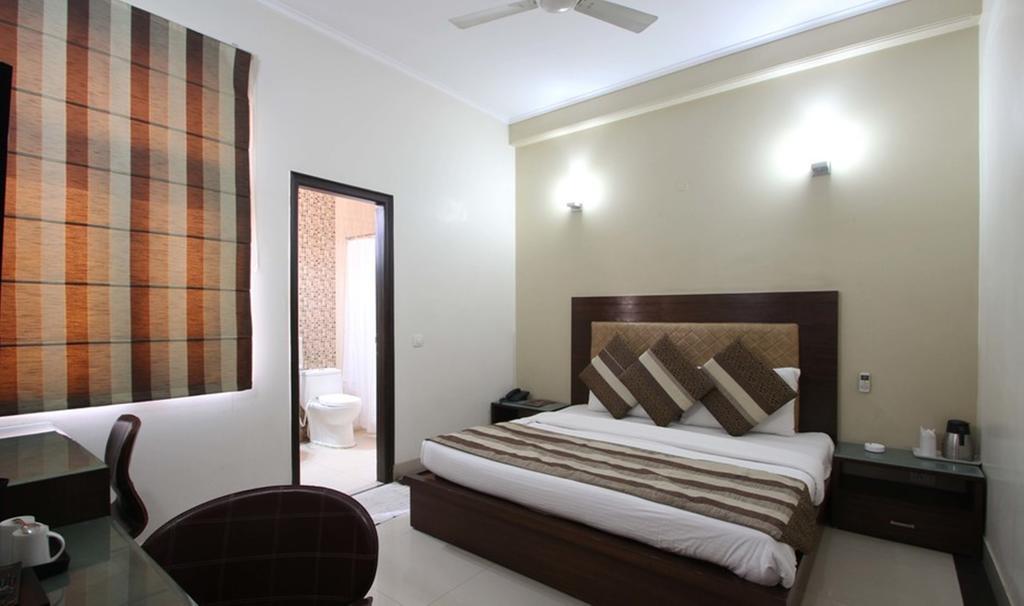 Hotel Fabexpress Llyod Residency New Delhi