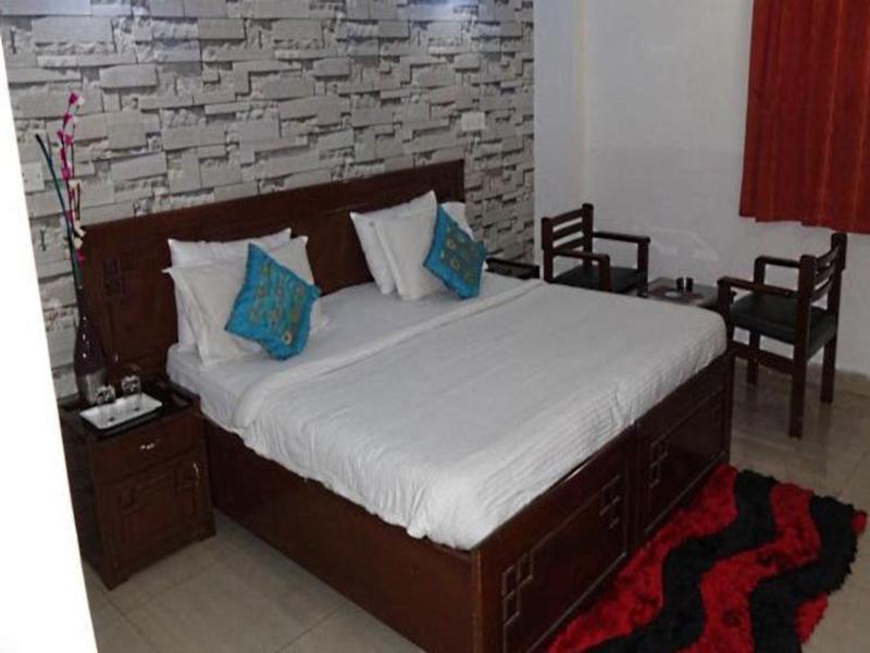 Oyo Flagship F Five Hotel 3*