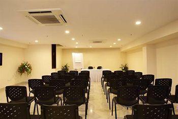 Hotel Fabhotel Aashraye 3*