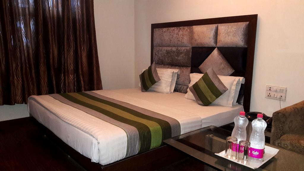 Vanson - Near Connaught Place 3*