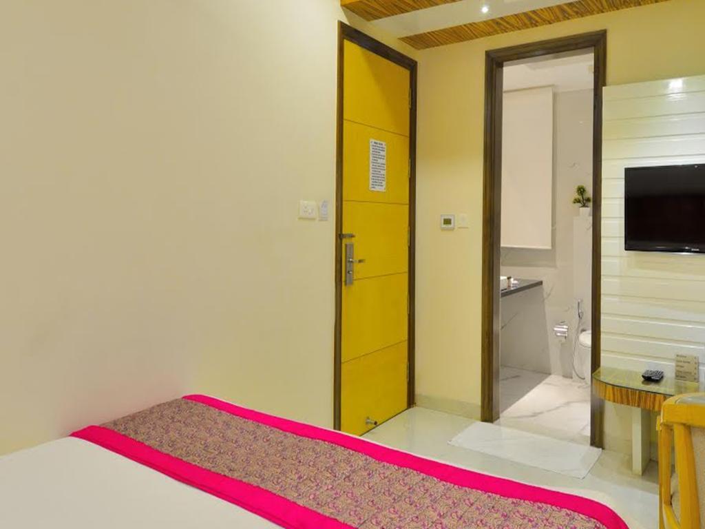 Aman Continental - 2mins From Railway Station And 5 Mins From Metro