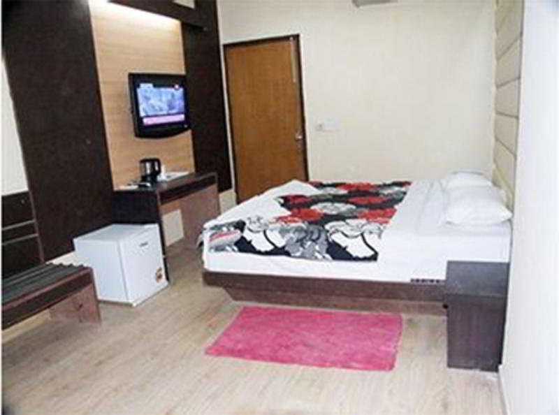 Hotel Delhi Heights 3*