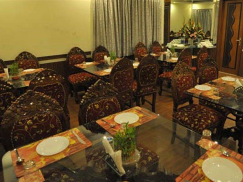 Emarald, Hotel