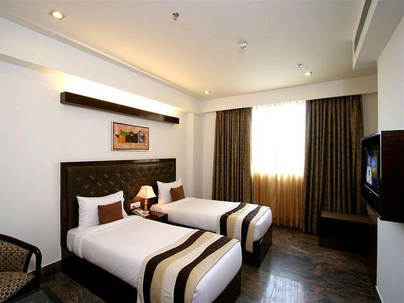 Taurus Sarovar Portico