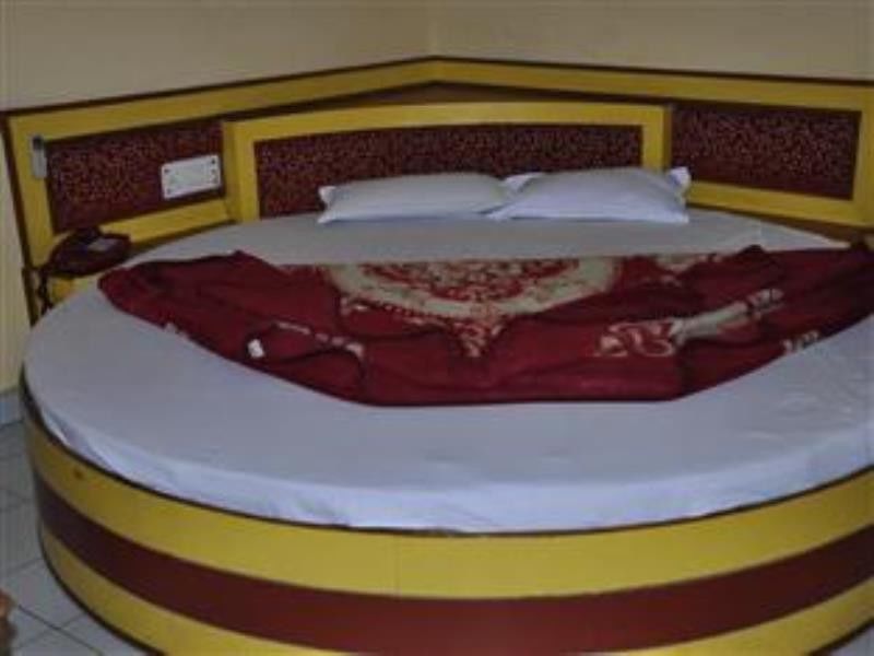 Hotel Oyo Silver Shine Near Gurudwara Shri Bangla Sahib Nova Deli