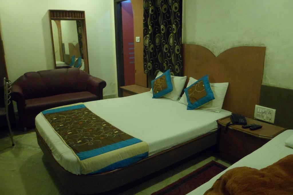 Shell Deluxe Hotel New Delhi