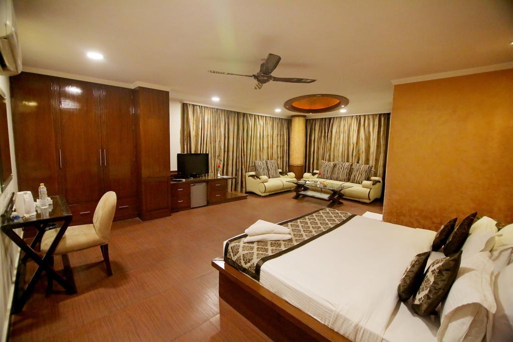 Hotel Chirag Residency 3*