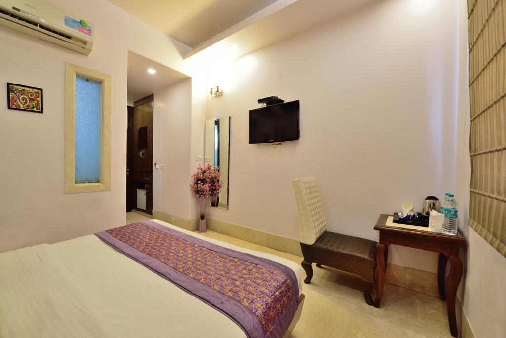 Hotel Taksh 3*