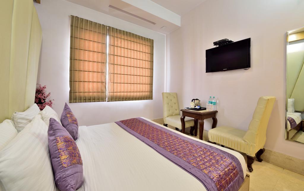 Taksh Hotel 3*