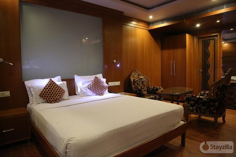 Emarald, Hotel