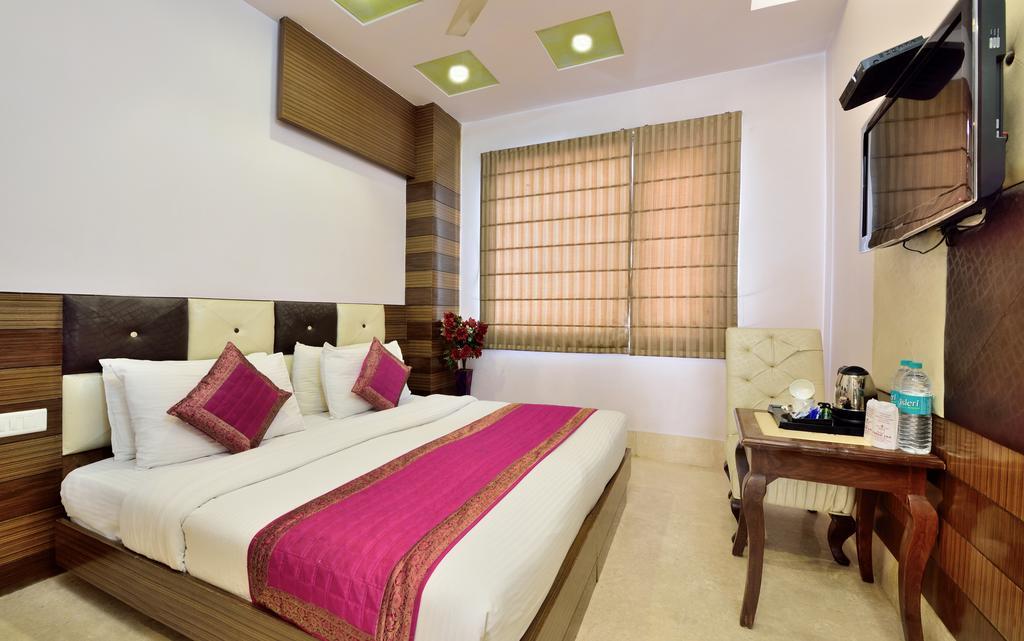 Hotel Taksh 3*