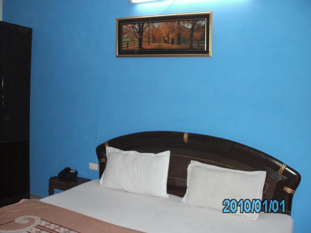 Airport Monarch Hotel 2*