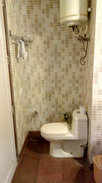 2bhk Comfortable Furnished Serviced In Hauz Khas - Woodpecker New Delhi