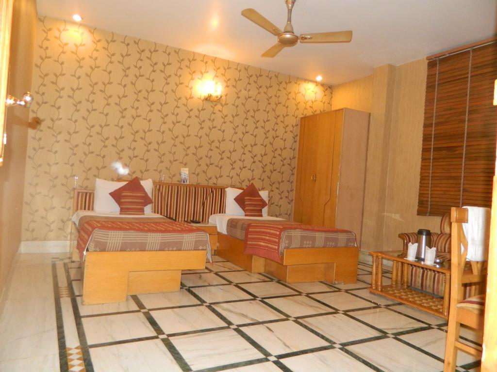 Singh International Hotel 3*
