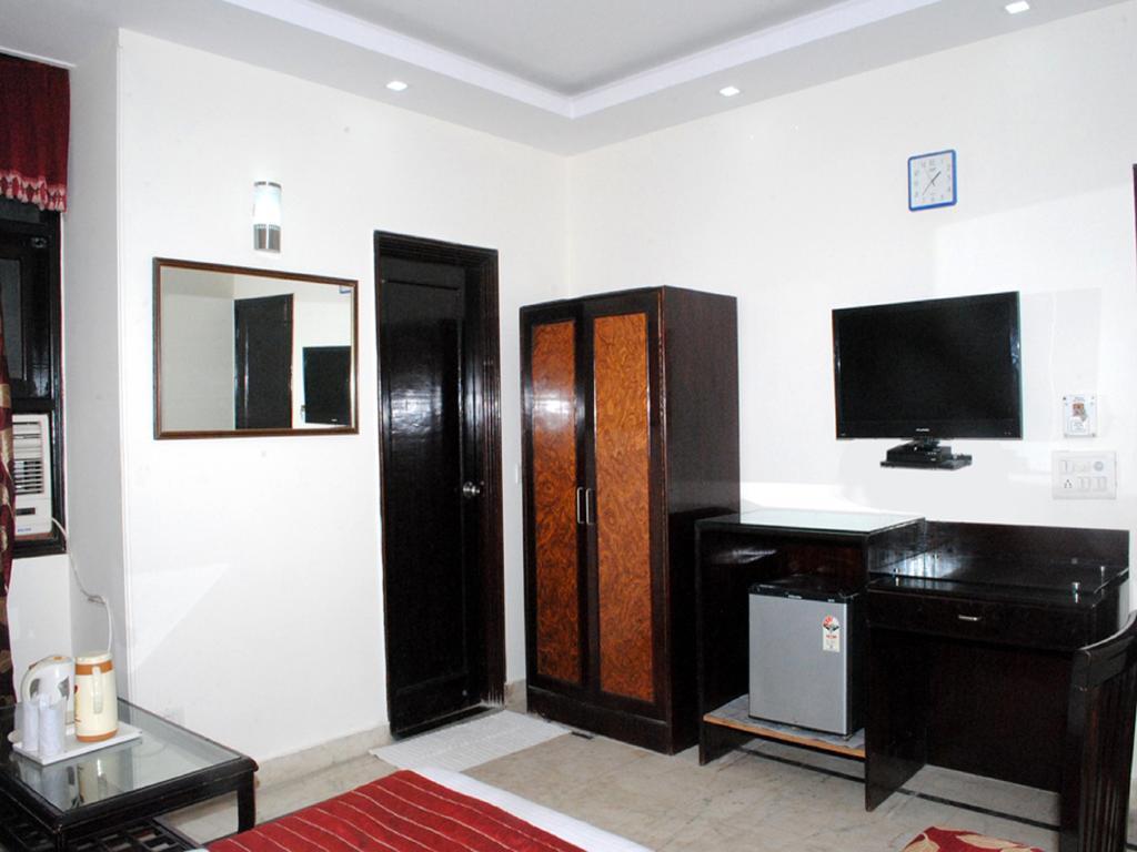 Hotel Royal Holidays New Delhi