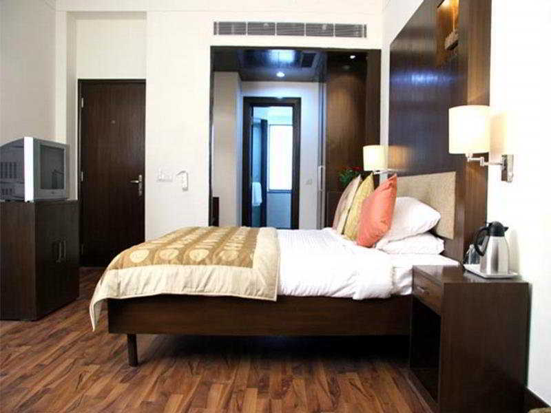 Dolphinn Grand Hotel New Delhi