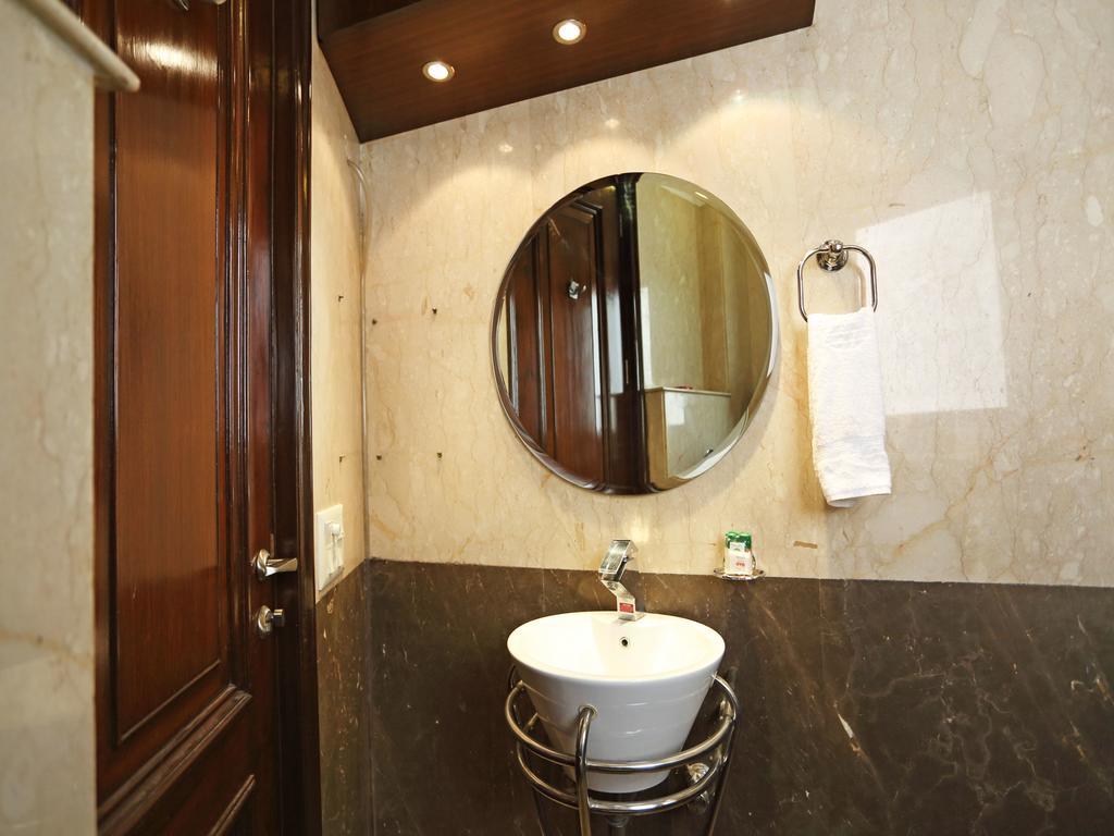 Oyo 5265 Hauz Khas Metro 2*