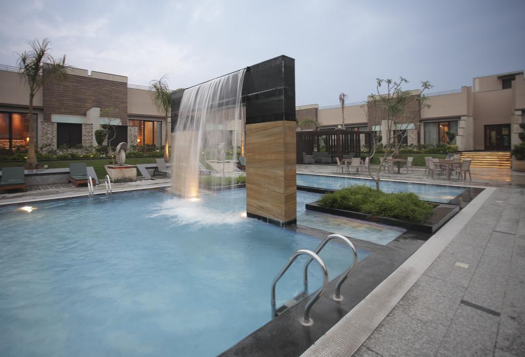 Oodles Hotel 4*