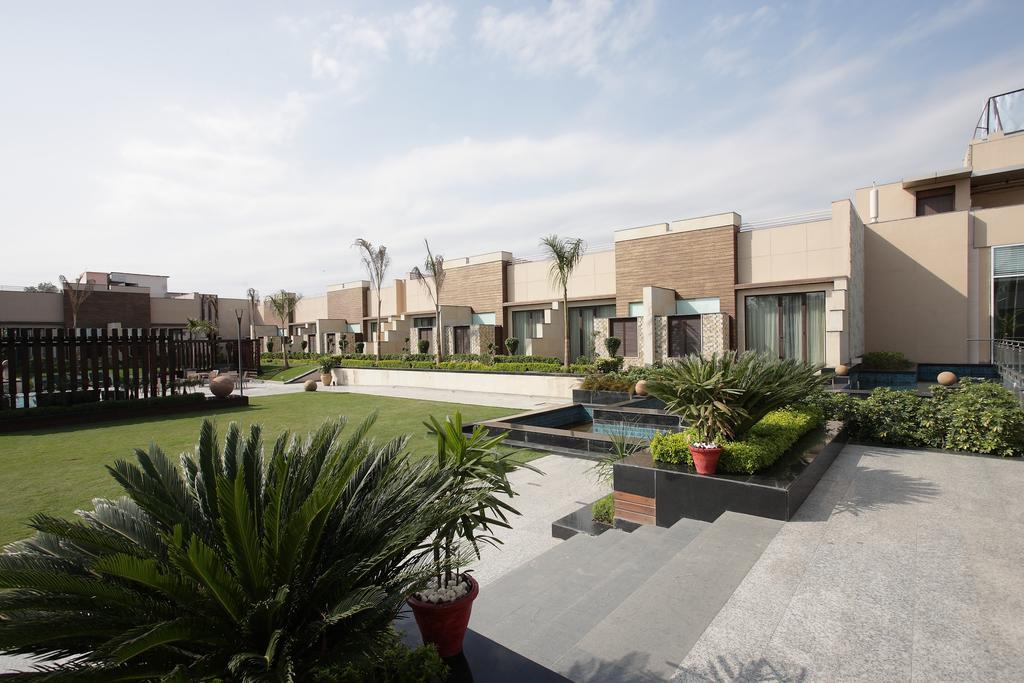 Oodles Hotel 4*