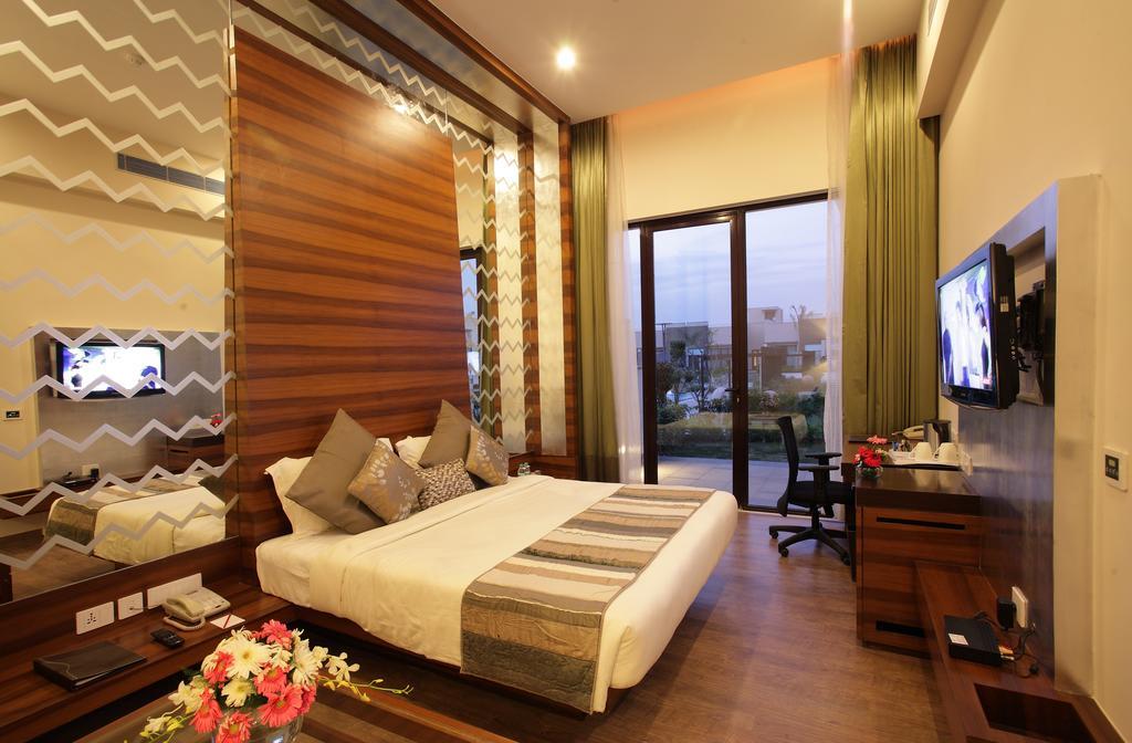 Hotel Oodles 4*