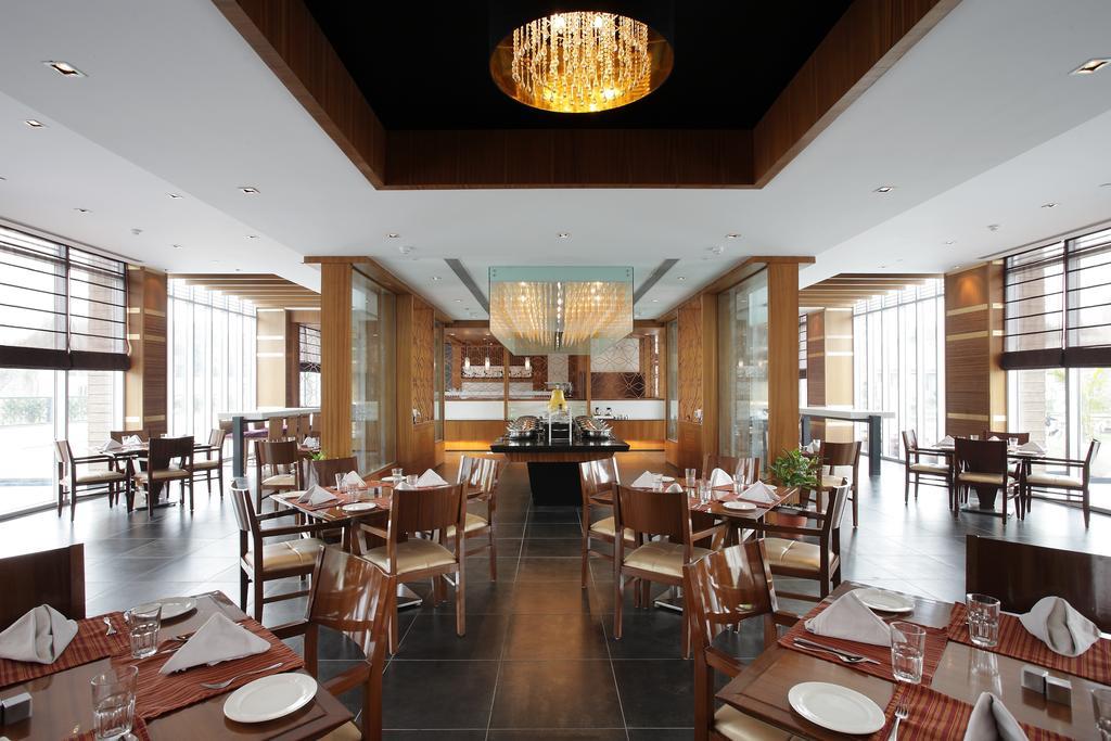 Hotel Oodles 4*