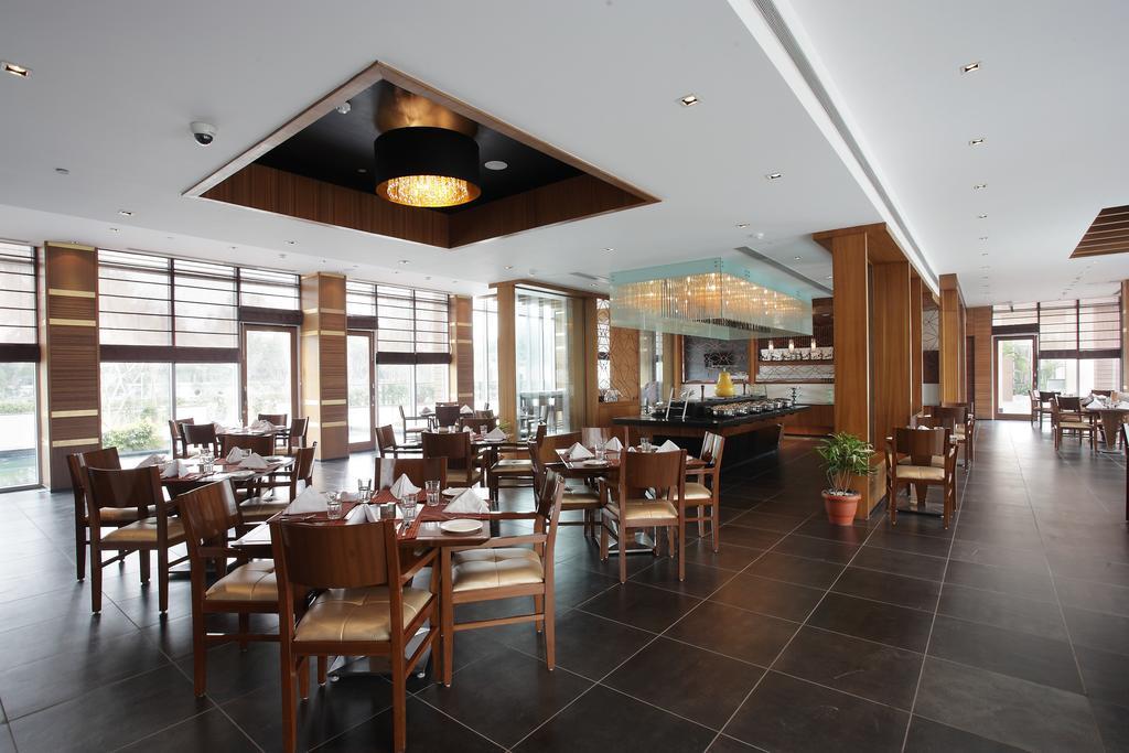 Oodles Hotel 4*