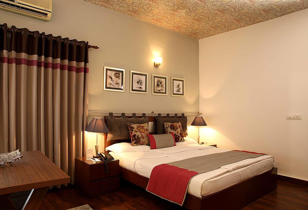 Ahuja Residency Golf Links 3*
