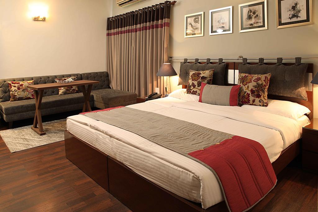 Ahuja Residency Golf Links 3*