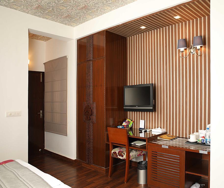 Ahuja Residency Golf Links New Delhi