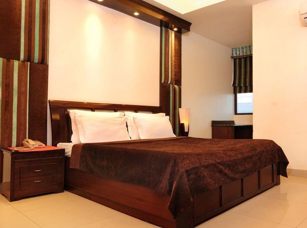 Clark Heights 3*