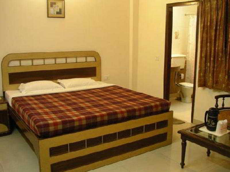 Hotel Treebo Paras International 3*