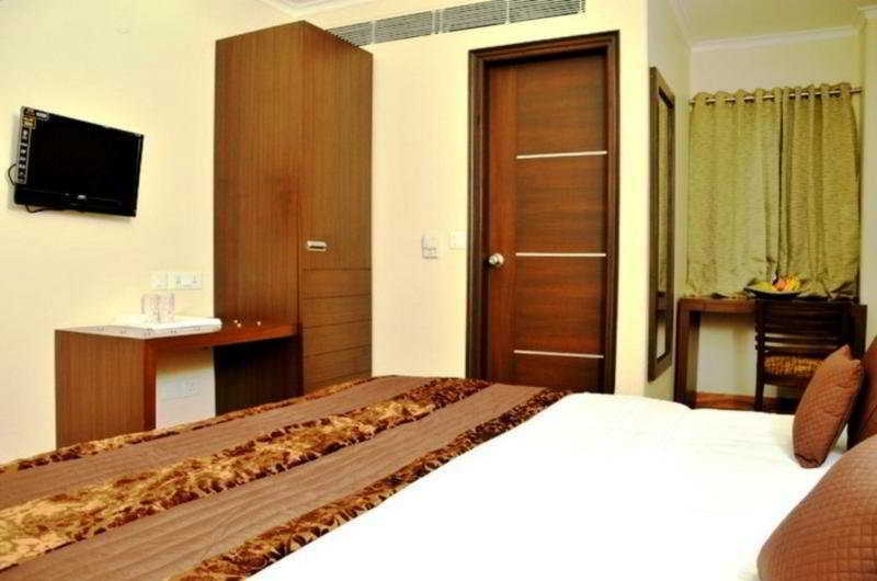 Hotel The Pearl- A Royal Residency New Delhi