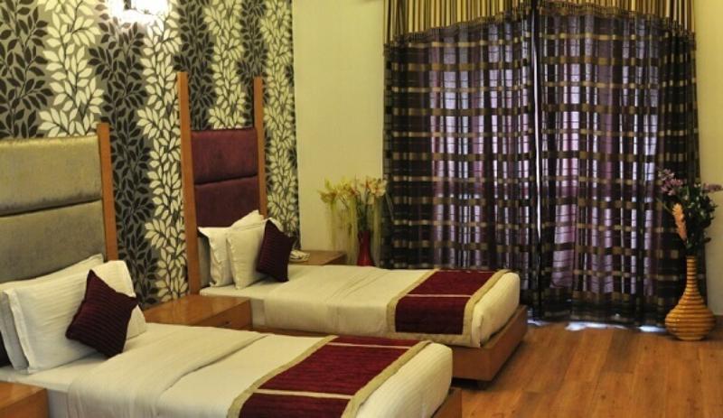 Hotel Hari's Court &