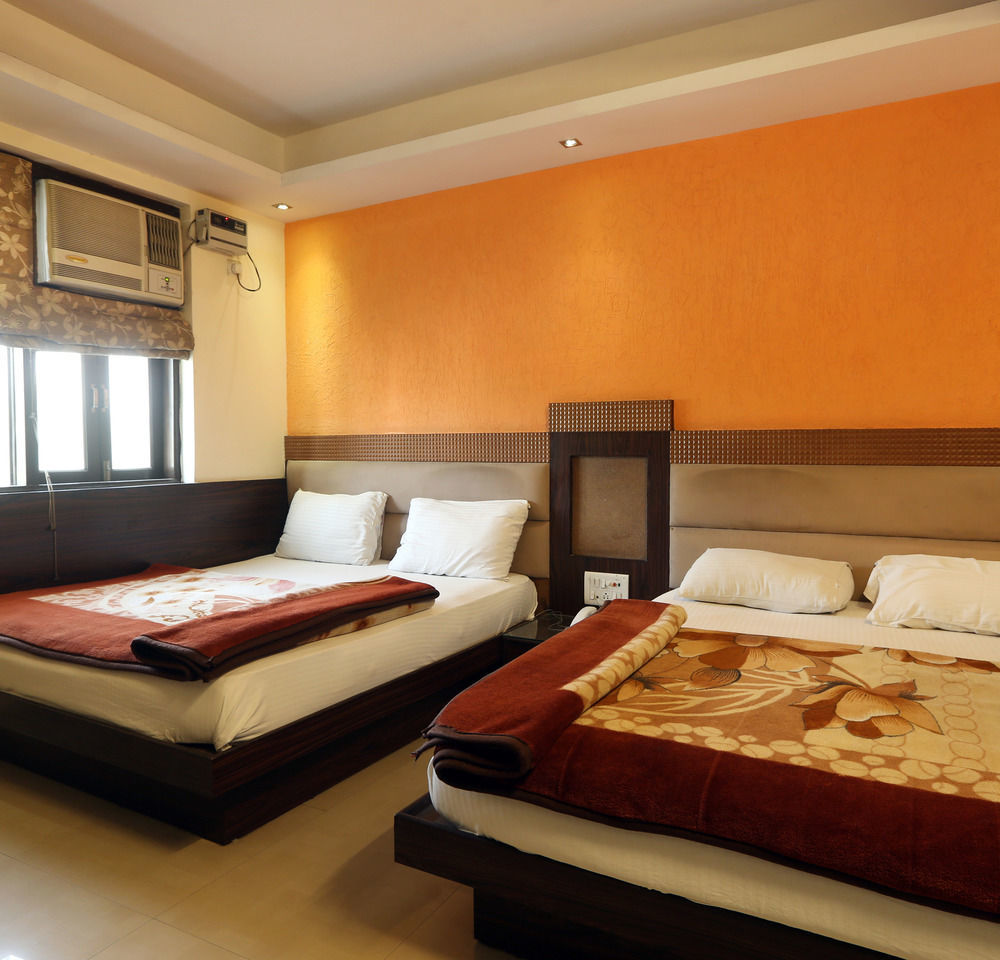 Hotel Shri Vinayak In Centre At Railway Station-by Rcg 4*