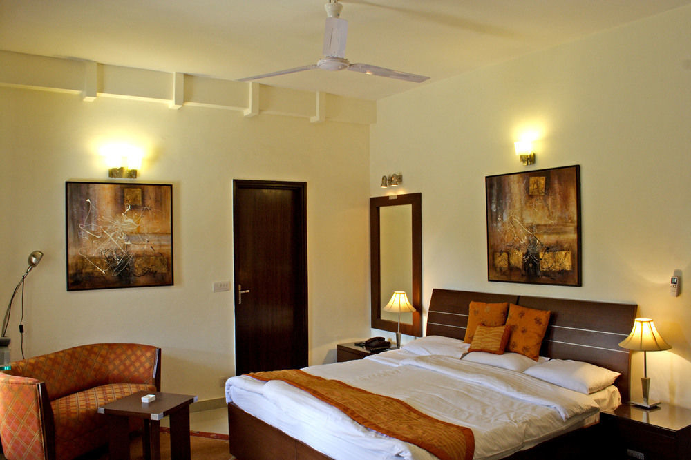Hotel Ahuja Residency Golf Links