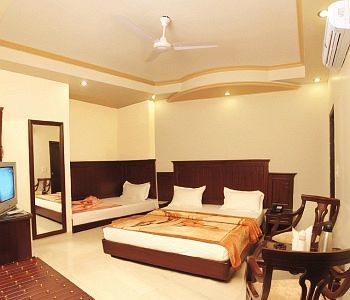 Legend - Walk-in From Railway Station 3*