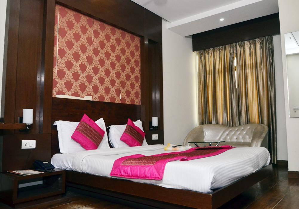 Oyo 18753 Glance Hotel New Delhi