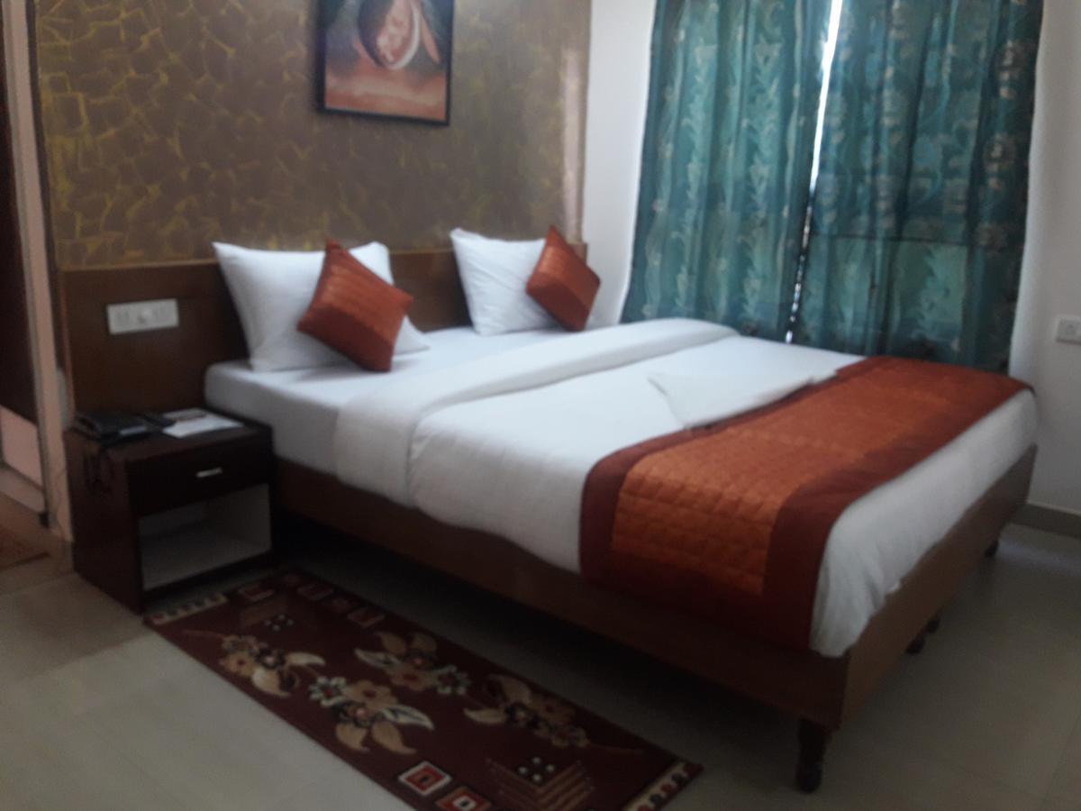 Fly Hotel New Delhi