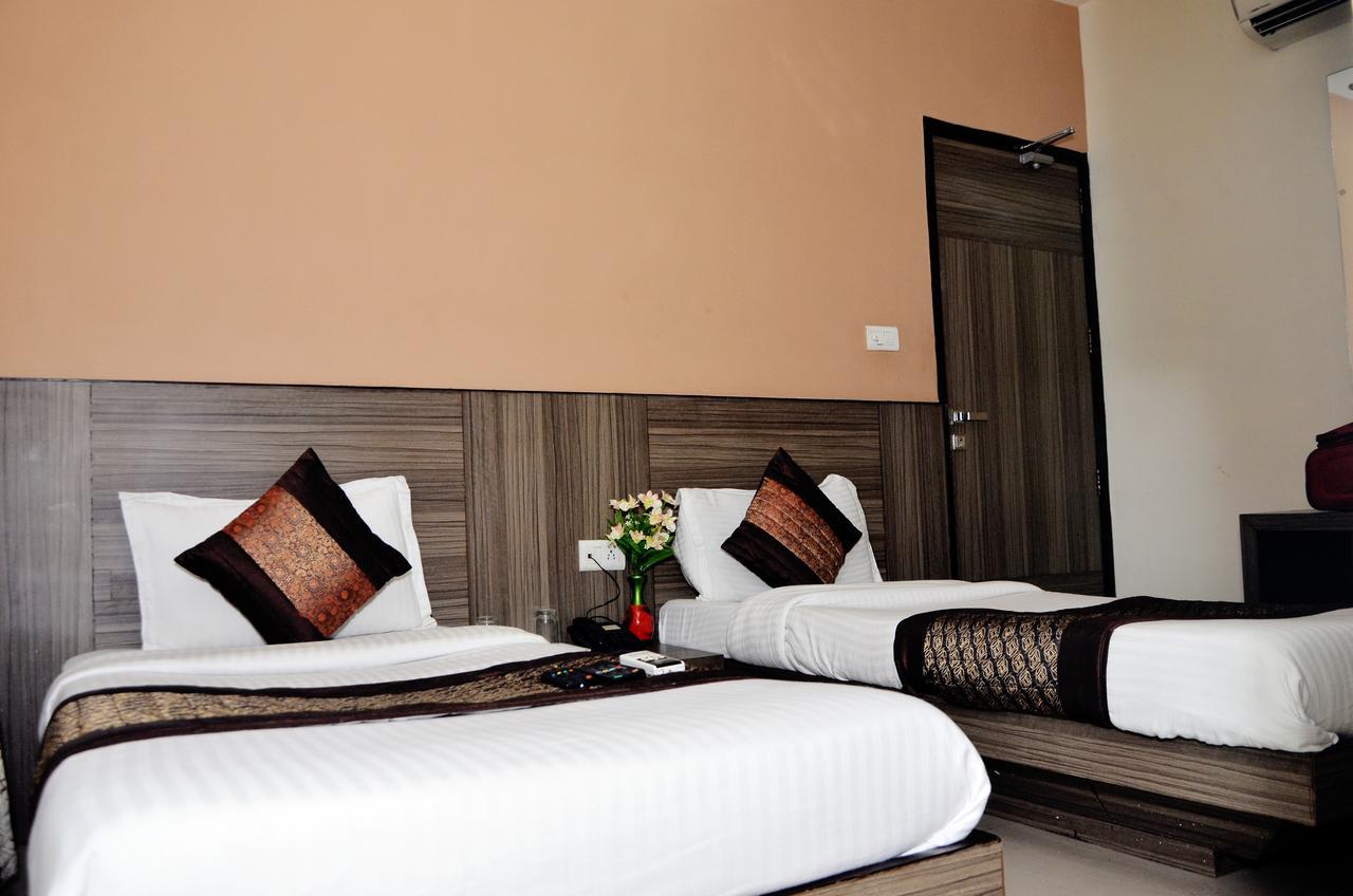 Oyo 18753 Glance Hotel New Delhi