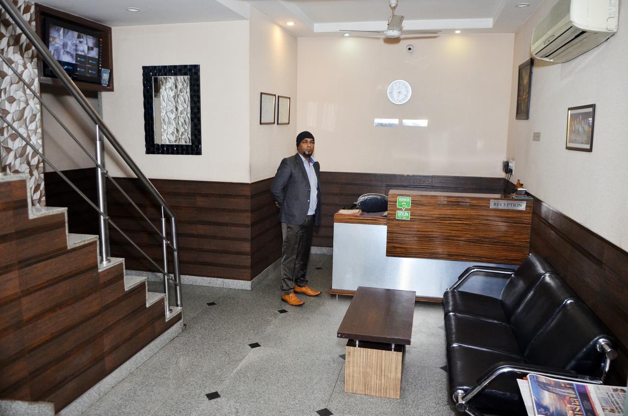 Oyo 18753 Glance 3* New Delhi