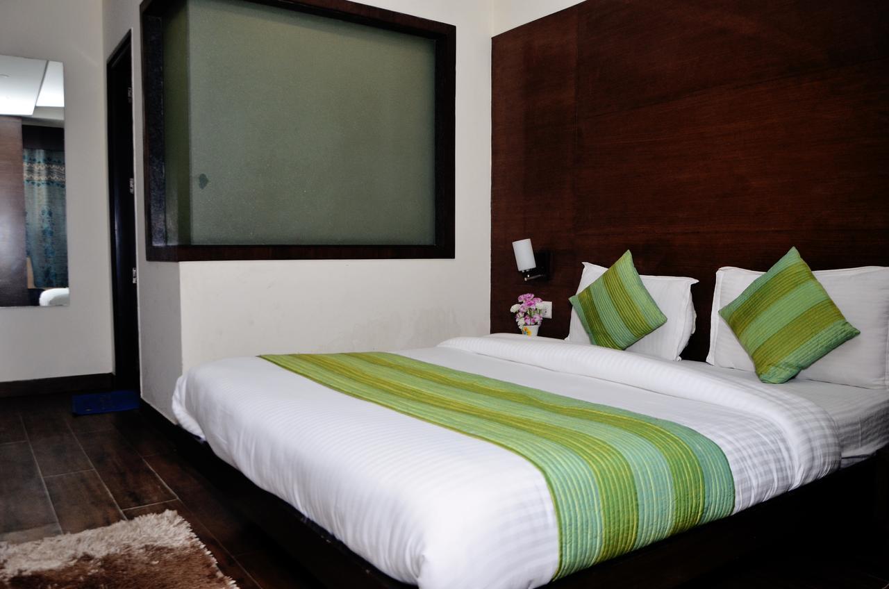 Oyo 18753 Glance Hotel
