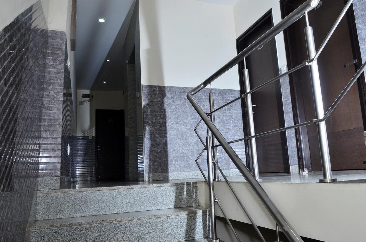 Oyo 18753 Glance Hotel New Delhi