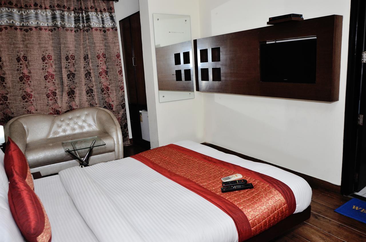 Oyo 18753 Glance Hotel New Delhi